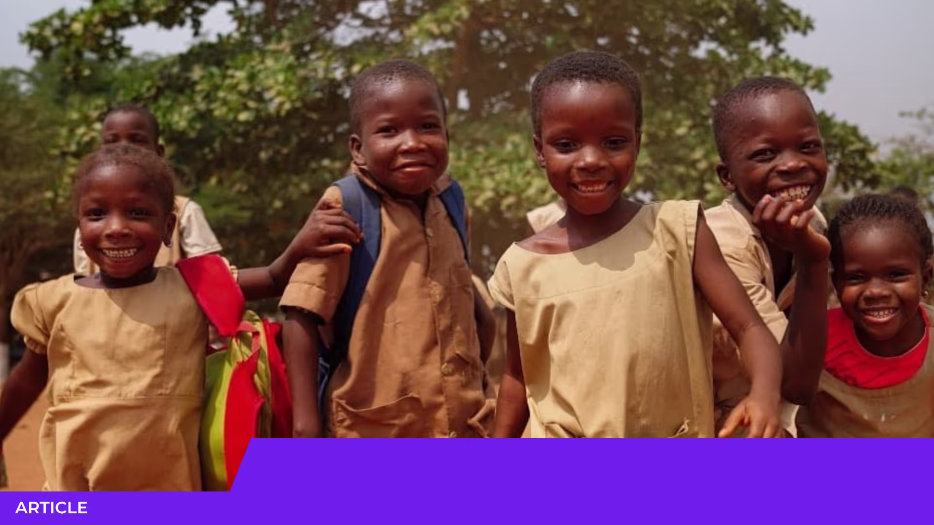 Cinq enfants souriants en uniforme beige, dont un avec un sac à dos, posent devant des arbres ; bandeau « Article »