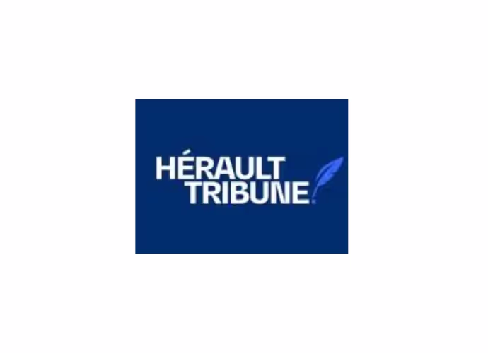Logo Hérault Tribune : texte blanc sur fond bleu marine, avec une plume bleue stylisée à droite