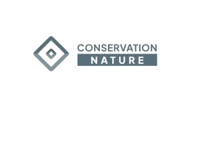 Logo gris « Conservation Nature » avec un losange, sur fond blanc