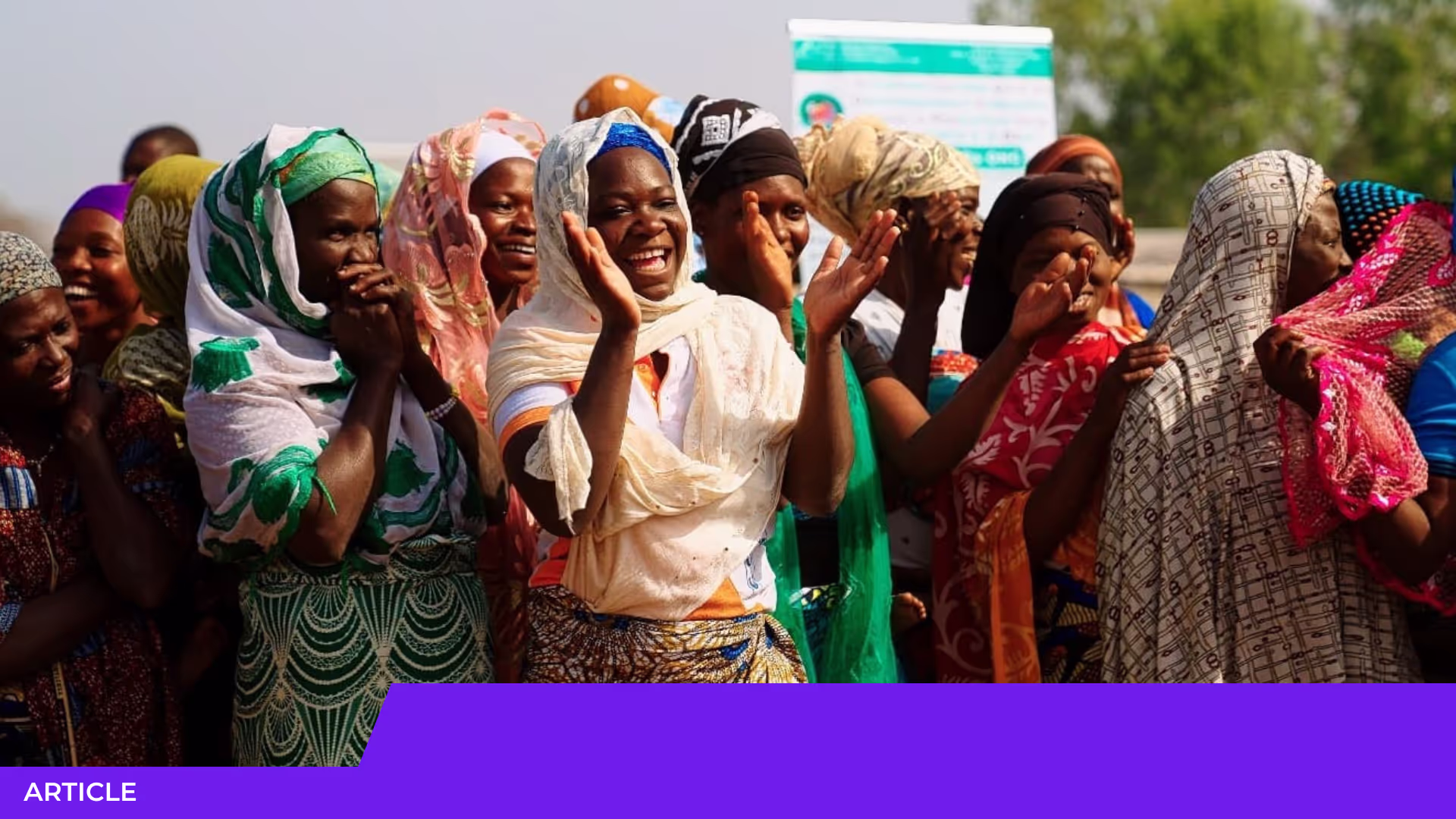 Groupe de femmes souriantes en foulards colorés qui applaudissent en plein air, avec le bandeau « Article » en bas de l'image