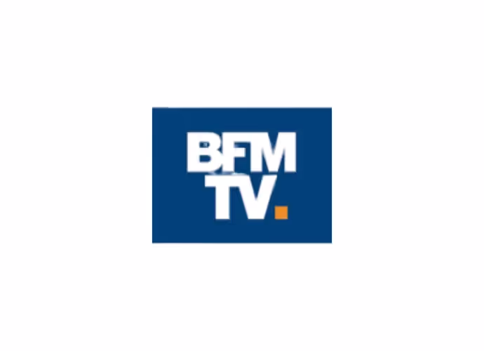 Logo blanc de BFM TV sur fond bleu, au centre d'une image blanche