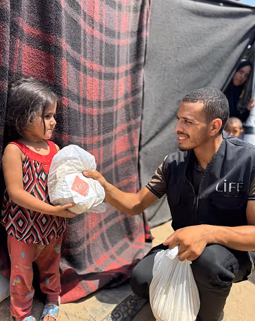 Colis alimentaire distribué par LIFE à un enfant à Gaza — gaza aide humanitaire, palestine soutien