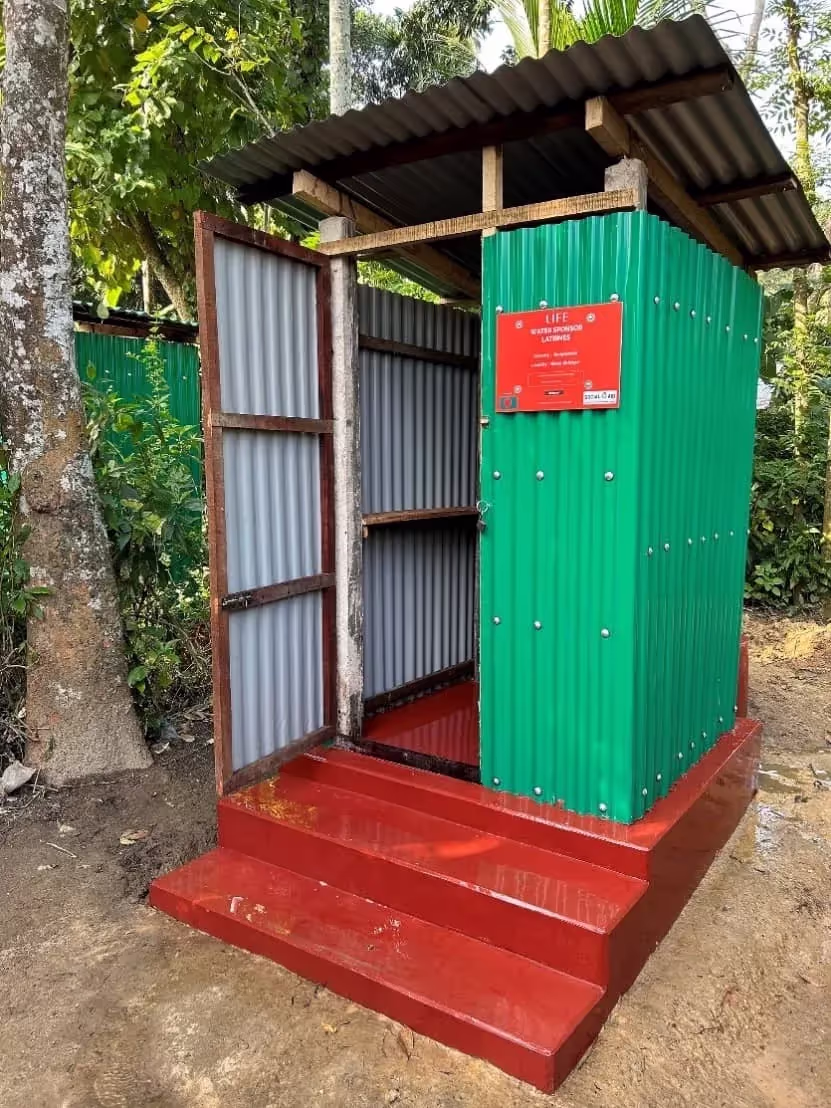 Construction de latrines et sanitaires par l'ONG LIFE au Bangladesh