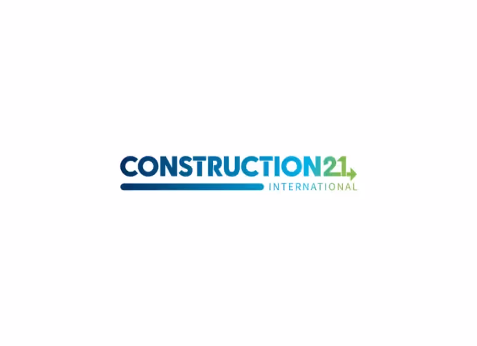 Logo de Construction21 International, texte bleu et vert avec une flèche verte sur fond blanc