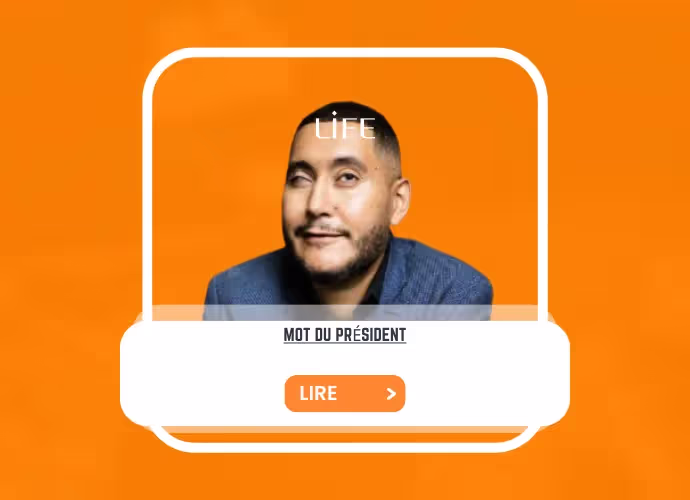 Portrait du président de LIFE, un homme en veste bleue qui sourit, sur fond orange, avec le bouton « Lire » du mot du président