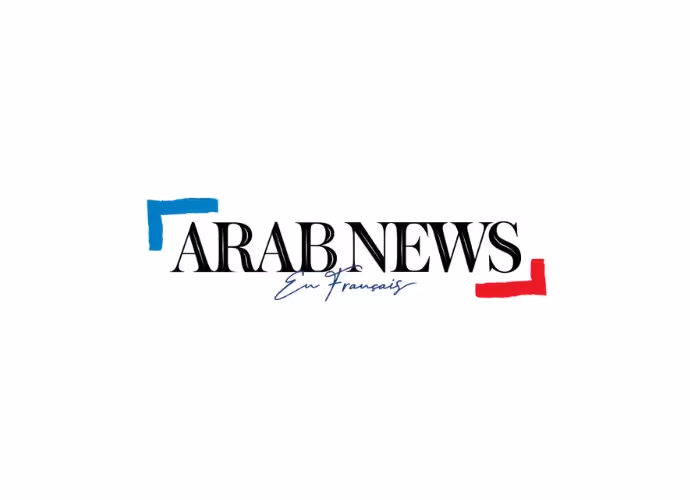 Logo du média « Arab News en Français » en lettres noires, avec des angles bleu et rouge sur fond blanc