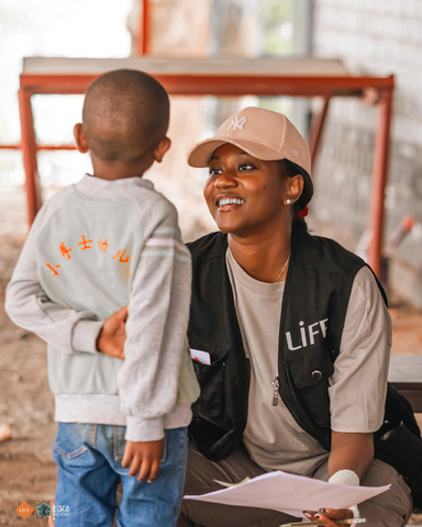 Sandrine, coordinatrice pays chez LIFE apporte de l'espoir à un petit garçon, réfugié de la crise humanitaire en RDC