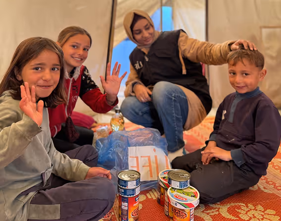 Distribution de colis alimentaire à des enfants dans une tente en Palestine. Aider Gaza