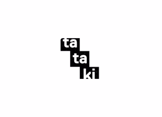 Logo noir et blanc « ta ta ki » dont les syllabes sont disposées en escalier sur fond blanc