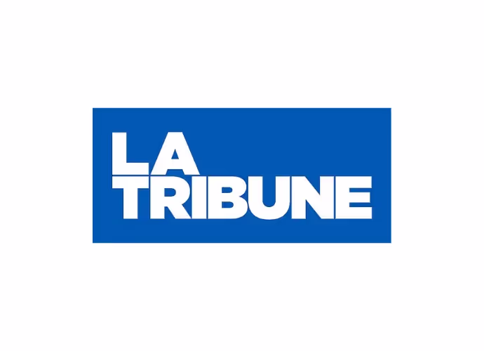Logo du média La Tribune : les mots « LA TRIBUNE » en lettres blanches sur un rectangle bleu