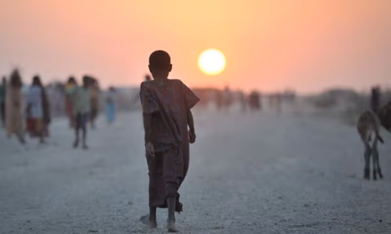 Enfant soudanais quittant le Soudan dans l'attente d'aide humanitaire