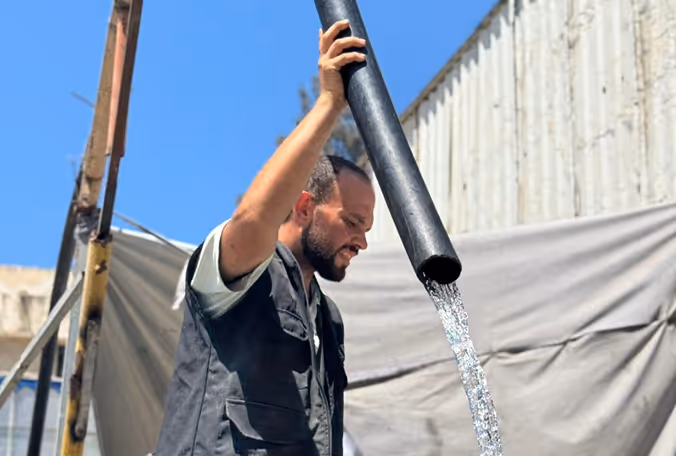 Distribution d'eau potable aux familles palestiniennes grâces aux dons reçus par l'ONG LIFE. Association fiable don palestine.