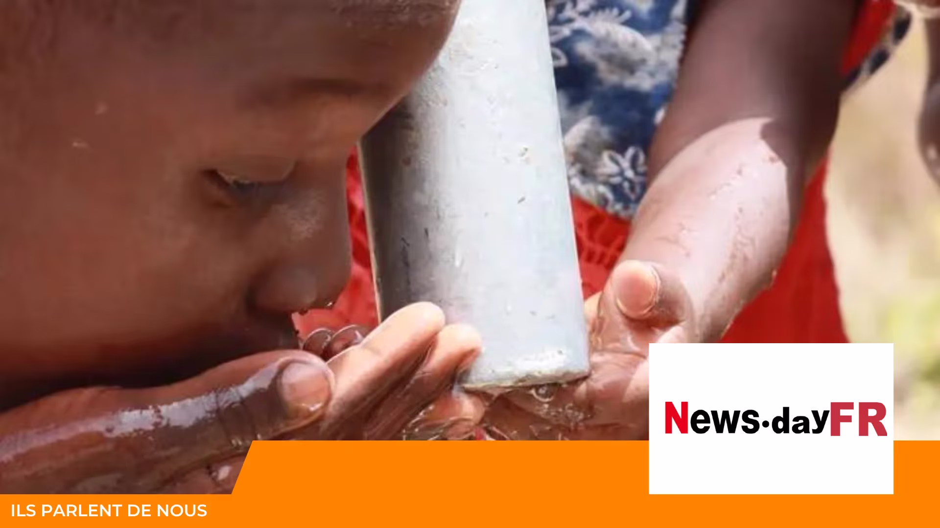 Gros plan d'un enfant buvant de l'eau au creux de ses mains sous un tuyau de pompe ; logo News·day FR en bas à droite