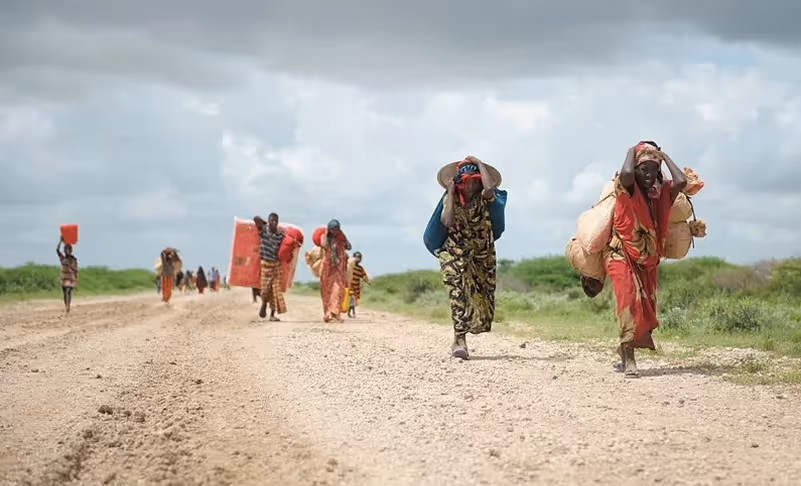 Femmes soudanaises marchant pour quitter le Soudan en attente d'une aide humanitaire | ONG DON SOUDAN