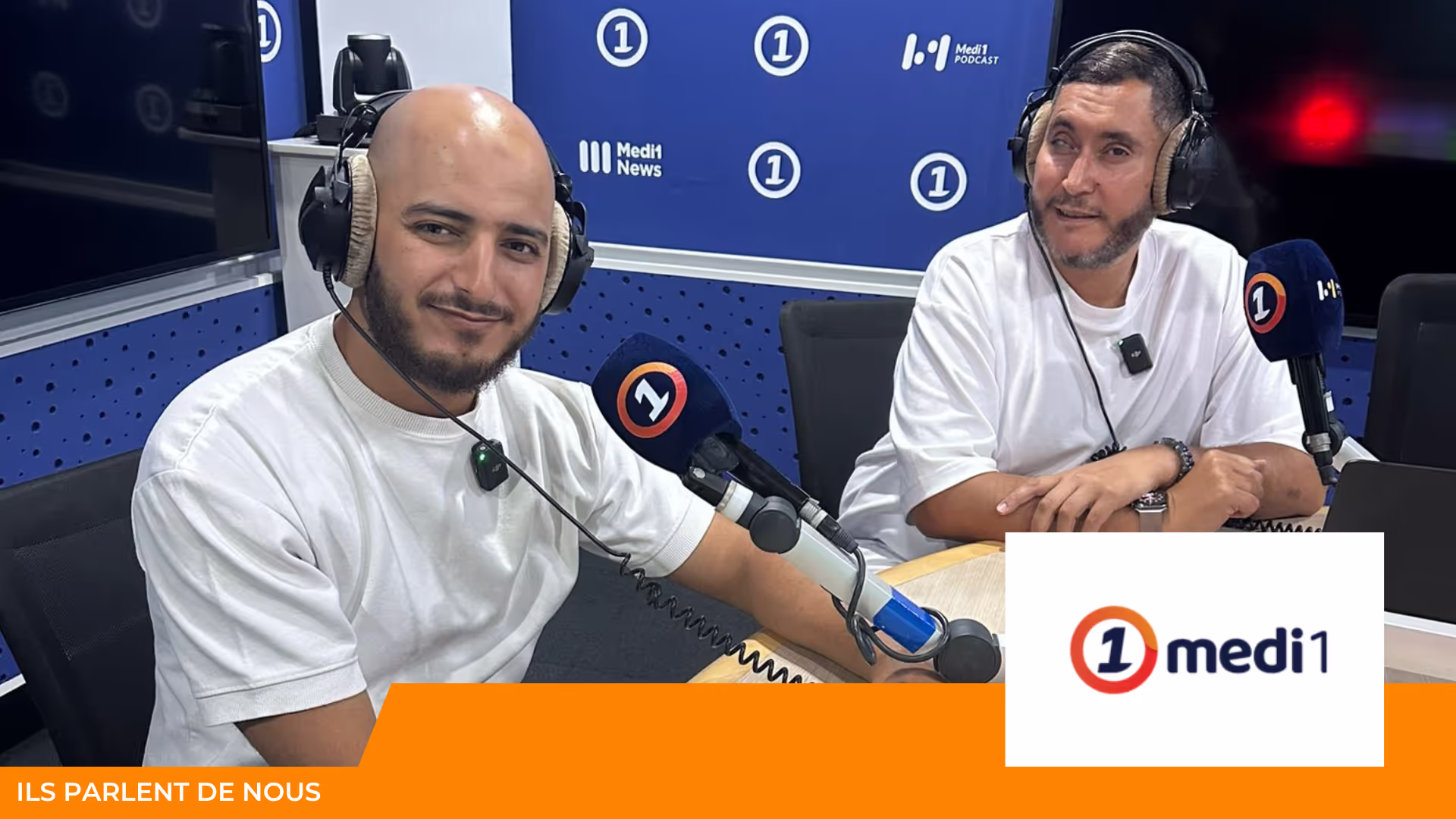 Deux hommes en t-shirt blanc, casque sur les oreilles, devant des micros dans un studio de radio Medi1