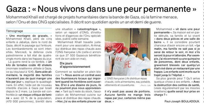 Article de presse sur Gaza : témoignage d'un responsable humanitaire et photo de membres de LIFE en blouses blanches distribuant des repas