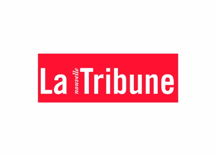 Logo blanc sur fond rouge du média « La nouvelle Tribune », sur fond blanc