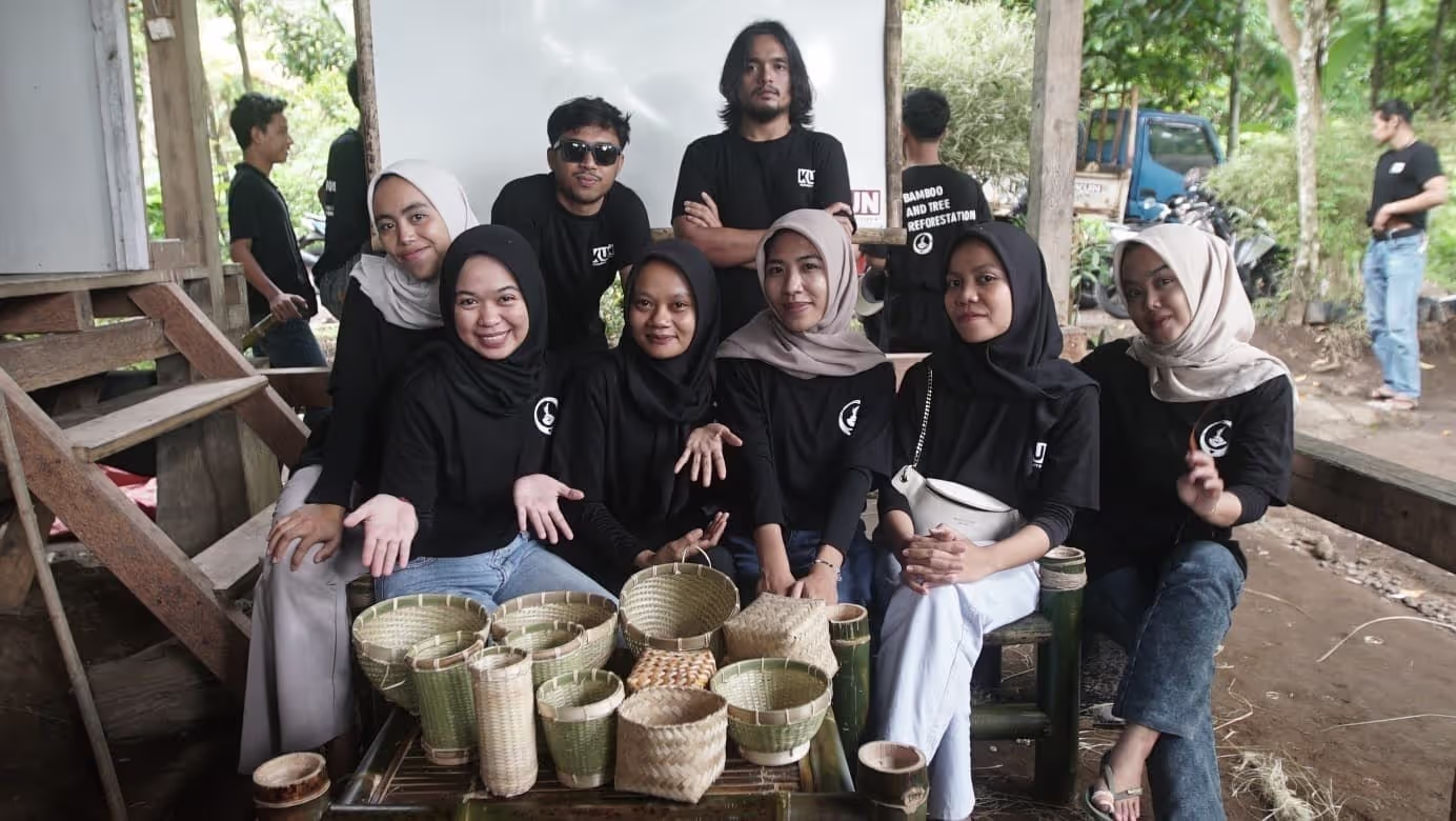 Formation à l’artisanat en bambou dans le cadre d’une campagne de reforestation de notre ONG LIFE en Indonésie, à Lombok, 2023. En collaboration avec notre partenaire sur le terrain, l’association Kun Humanity System.