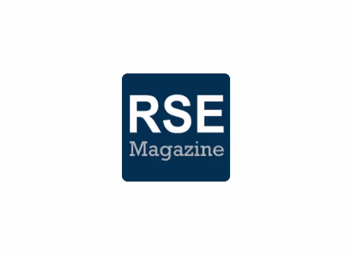 Logo carré bleu foncé du média RSE Magazine, avec les lettres RSE en blanc et le mot Magazine en gris, sur fond blanc.