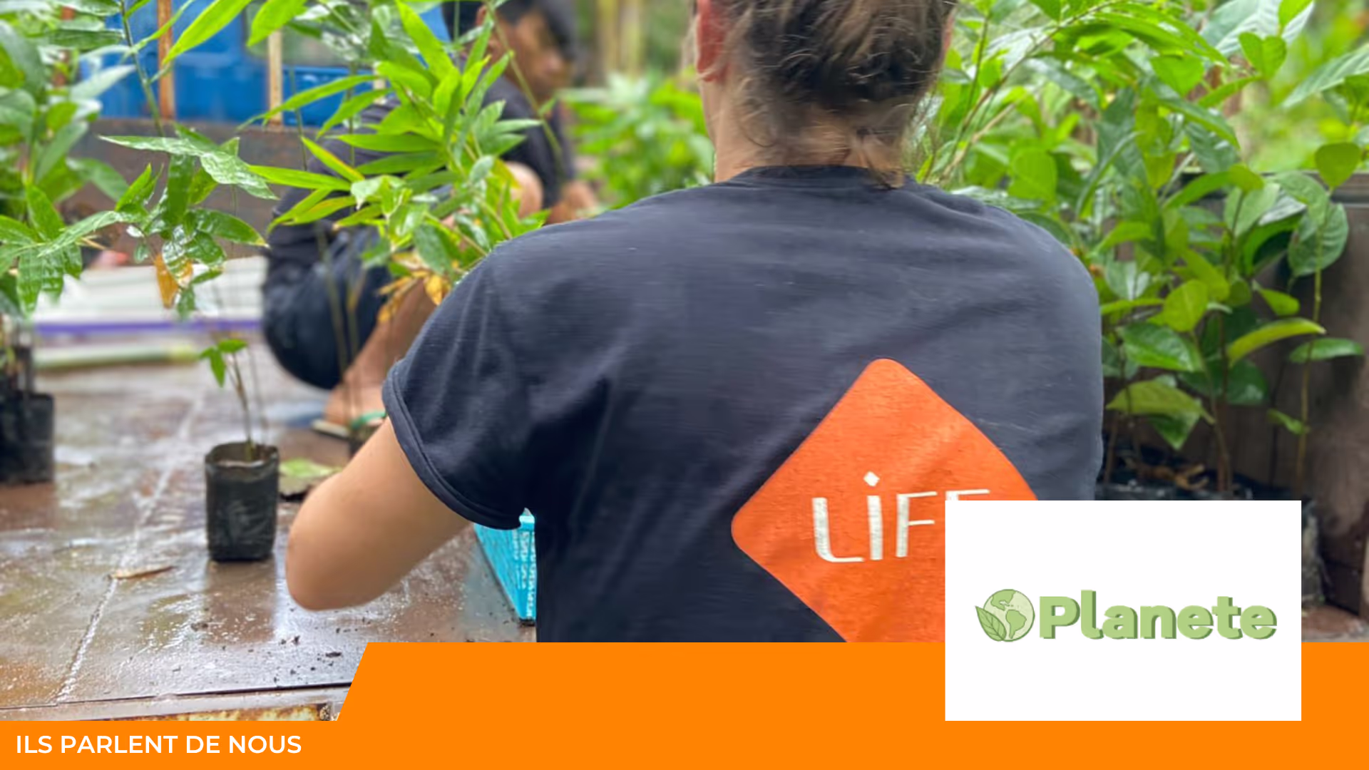 Un volontaire en t-shirt LIFE, de dos, s'occupe de jeunes plants en pot ; bandeau « Ils parlent de nous », logo Planete