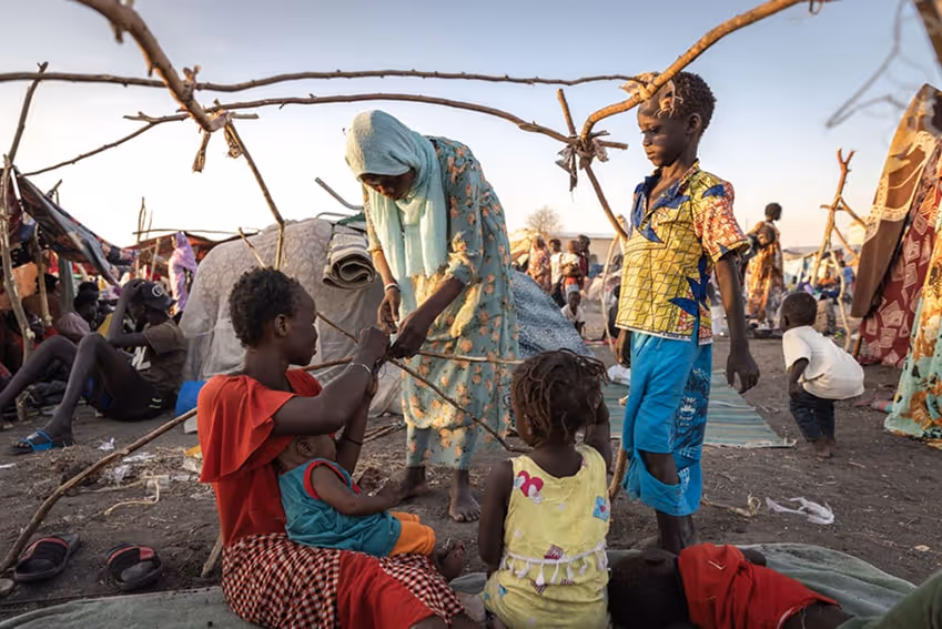 Soudan : des réfugiés ayant fui le Soudan se construisant un abris dans l’attente d’aide humanitaire | FAIRE UN DON SOUDAN