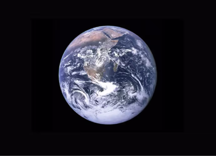 Vue de la Terre depuis l'espace, avec l'Afrique et des nuages blancs visibles sur fond noir