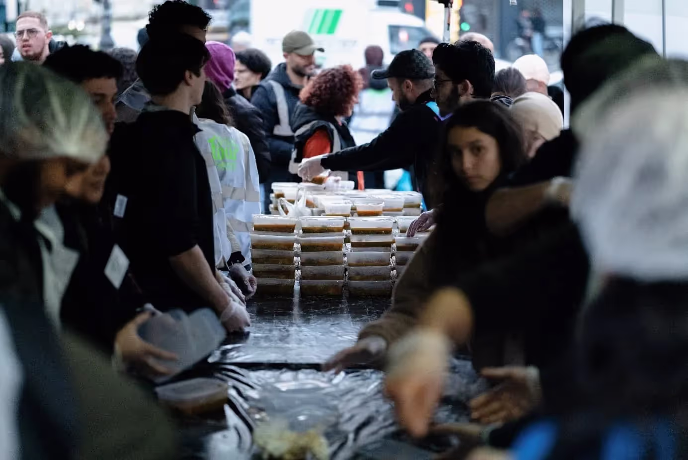 distribution de repas à Paris, personnes dans le besoin, lutte contre la faim par l'ONG LIFE