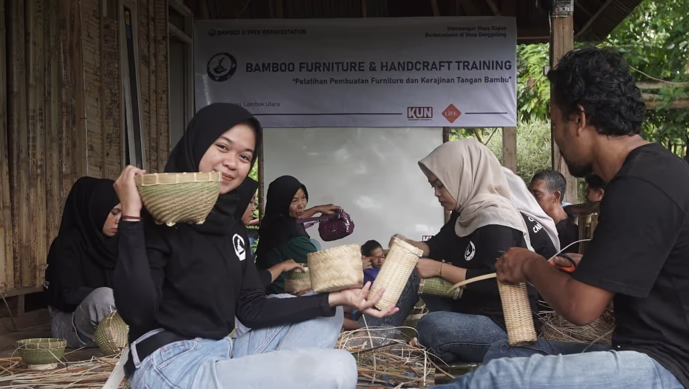 Atelier de vannerie de bambou : des participants tressent des paniers sous une banderole « Bamboo Furniture & Handcraft Training » avec logo LIFE