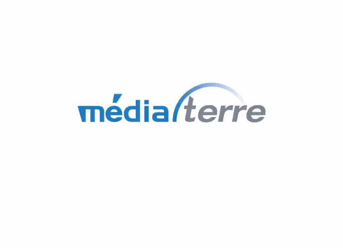 Logo bleu et gris de média terre, avec un arc de cercle bleu dégradé au-dessus du mot « terre »