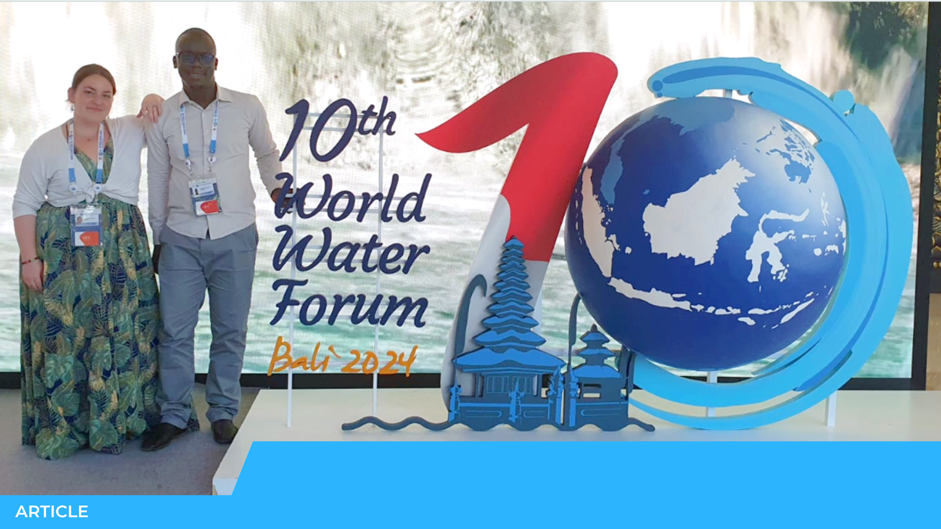 Un homme et une femme posent devant le panneau du 10th World Water Forum, Bali 2024, avec un globe ; bandeau « Article »