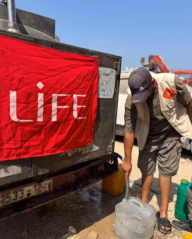 Camion-citerne LIFE distribuant de l’eau à Gaza — aide humanitaire, cagnotte palestine