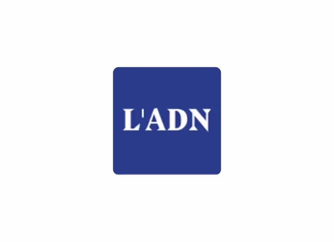 Logo « L'ADN » en lettres blanches sur un carré bleu, sur fond blanc