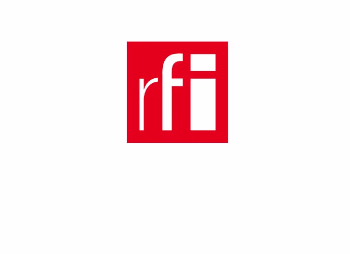 Logo rouge et blanc de la radio rfi sur fond blanc