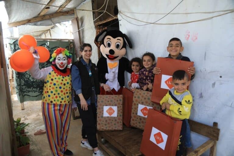 Aïd al-Fitr et Life distribution de cadeaux aux enfants