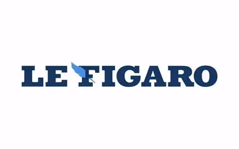 Logo du journal Le Figaro en lettres bleu foncé, avec une plume bleue, sur fond blanc