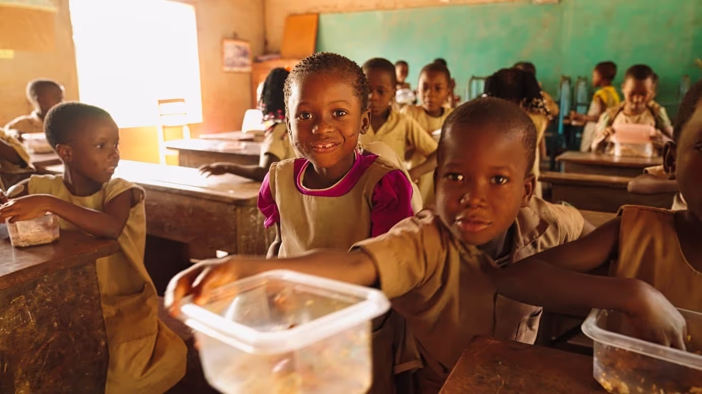 Une image contenCréation d'une cantine scolaire, d'un potager et d'un forage solaire par l'ONG LIFE au Bénin, 2023