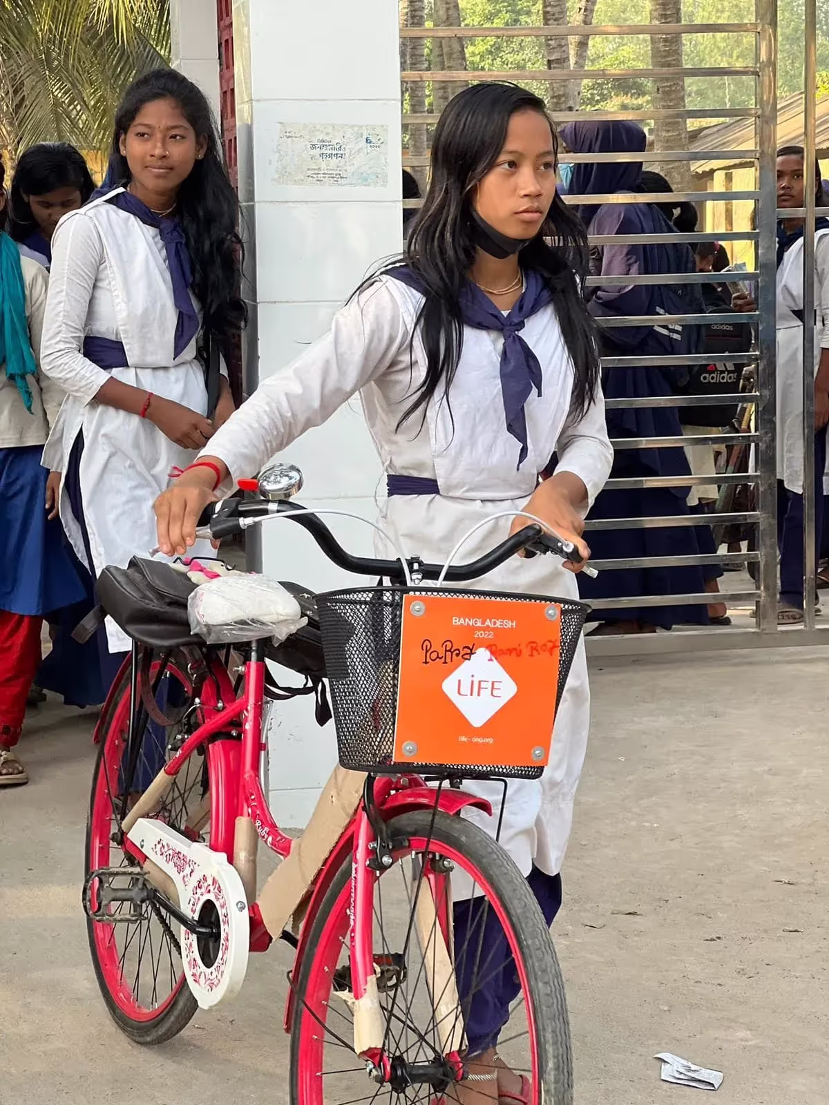 distribution de vélos aux filles par l'ONG LIFE Bangladesh 2022