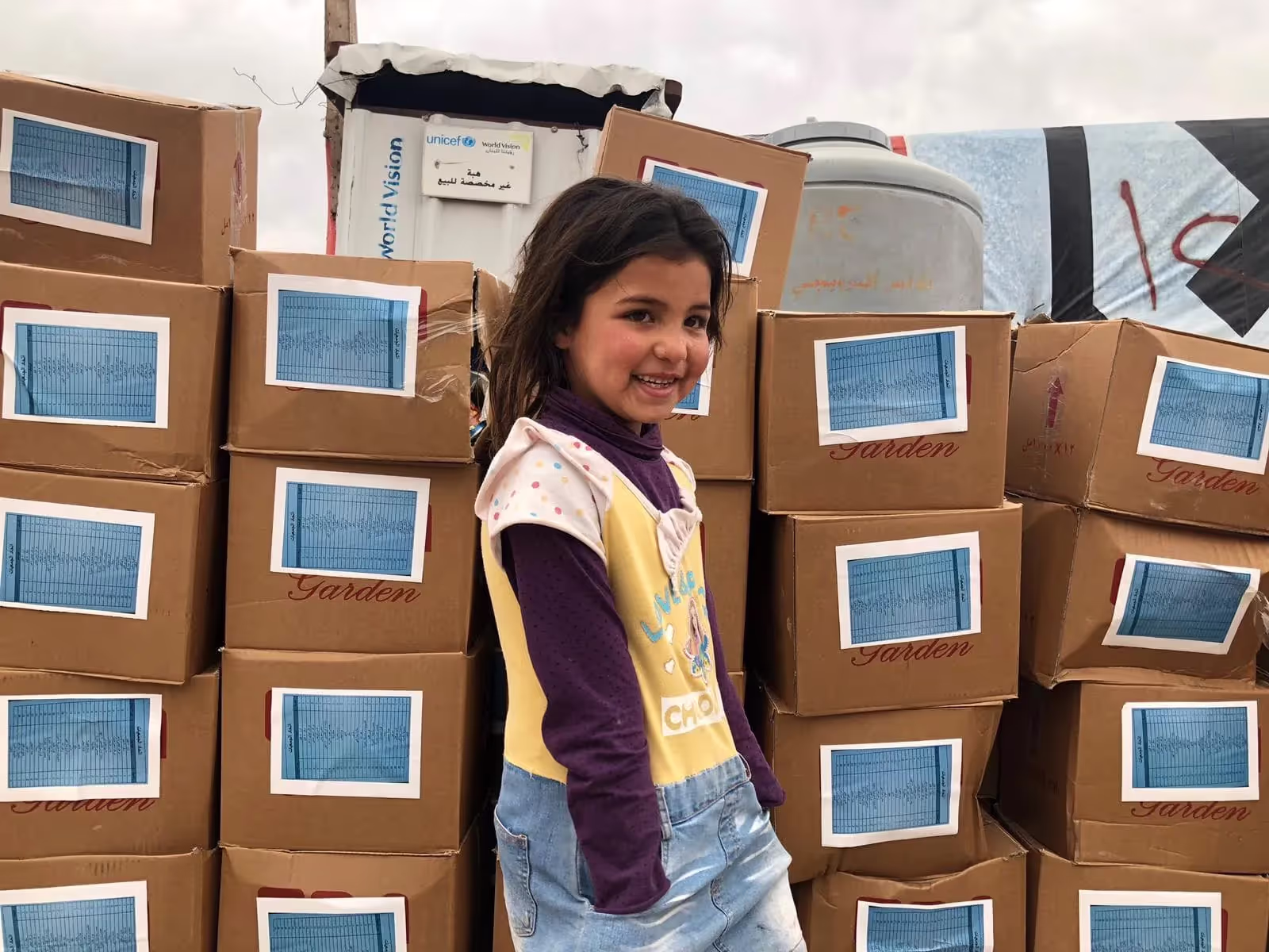 Fille devant colis distribution alimentaire ONG LIFE Liban 2019
