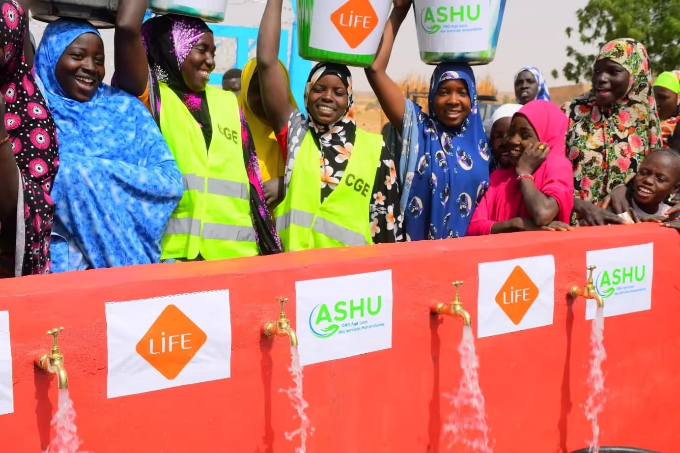 inauguration de la construction d'un puits d'eau potable en Afrique par l'ONG LIFE au Niger en 2023